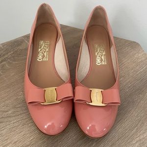 Blush peachy pink Ferragamo Vara Bow pump shoe, size 9 B width